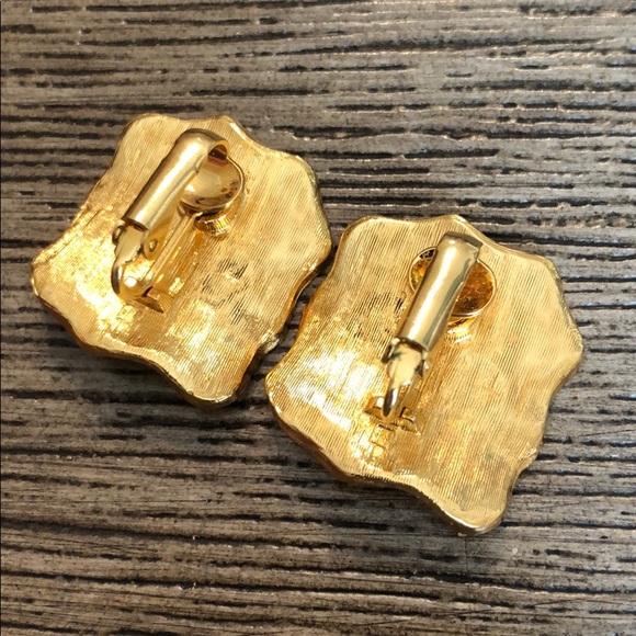 Vintage Hammered Textured Goldtone Clip Earrings - Picture 7 of 11
